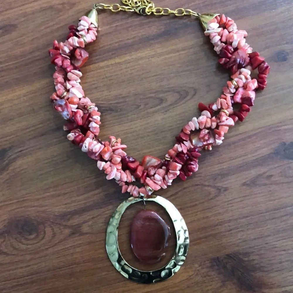 ShellโStatementโnecklace.โGoldโandโstone.